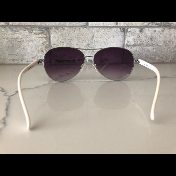 GUESS Aviator Sunglasses with hard case - Picture 5 of 7